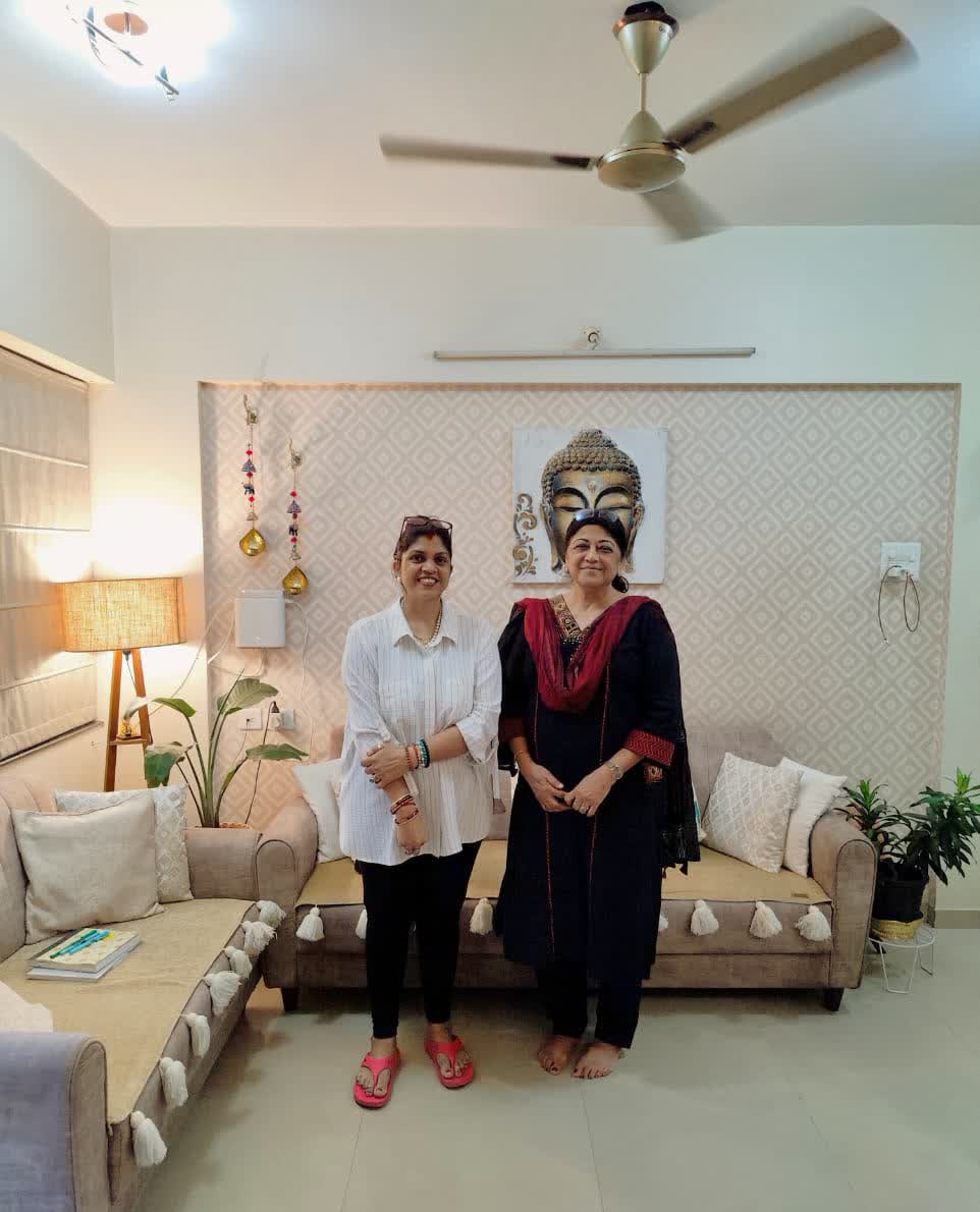 Rruchi Modayi with a client after a consultation