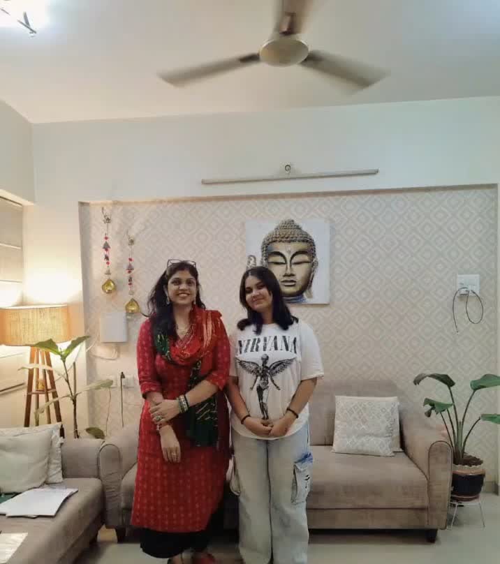 Rruchi Modayi with a client after a reading