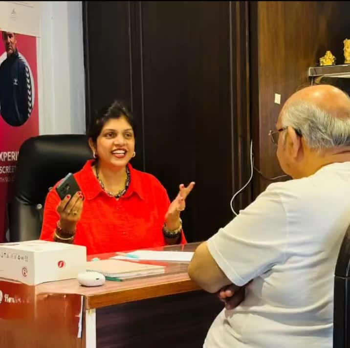 Rruchi Modayi in a consultation at her studio