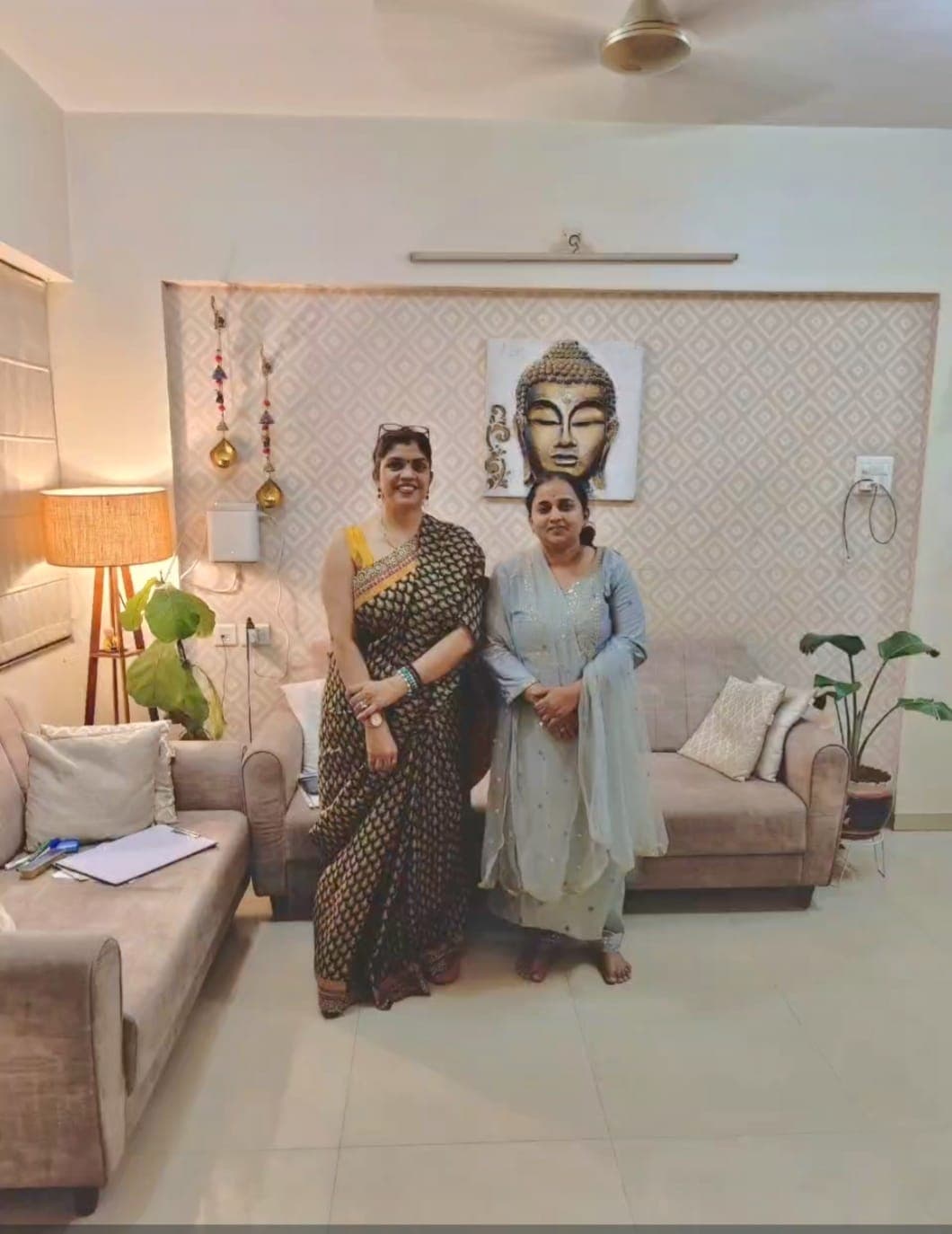 Rruchi Modayi with a client after a reading
